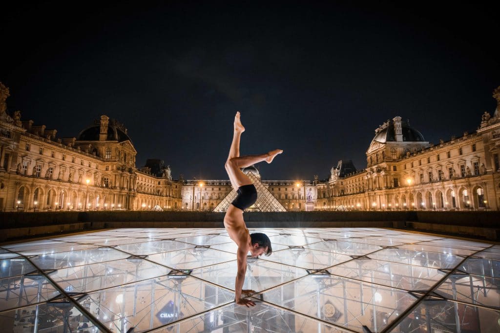 Diego Salles, Artiste, Acrobate, Musée de Louvre, Louvre museum, Pyramide inversée - © Aurore Alifanti Photographie - Photographe Paris, Voyage, Tourisme